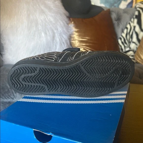Adidas superstar W adidas size 7. Black and gold. Worn once. - Picture 4 of 9